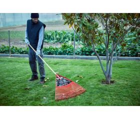 Escoba de plástico extragrande púa plana para limpieza de césped con mango madera FSC / 303432CM