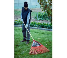 Escoba de plástico extragrande púa plana para limpieza de césped con mango madera FSC / 303432CM