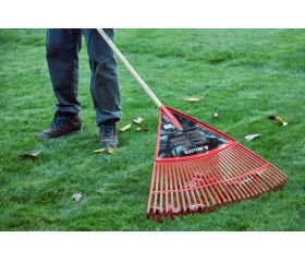 Escoba de plástico extragrande púa plana para limpieza de césped con mango madera FSC / 303432CM