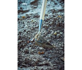 Azada pico para trabajos  de mantenimiento del jardín, con mango largo / 3082CM