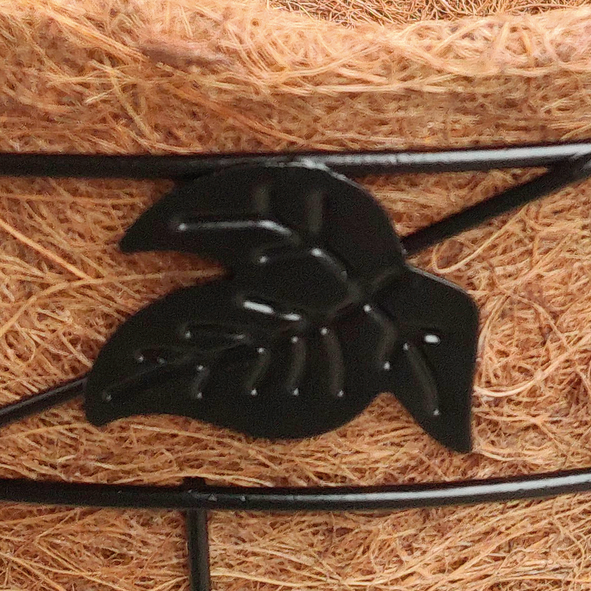 Cesto colgante ornamental de hierro forjado + forro de coco Ø 30 cm. + cadenas - Modelo Mariposa | B6020