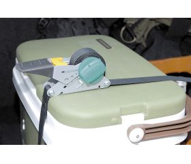 Cincha con carraca con gancho y mecanismo de rebobinado