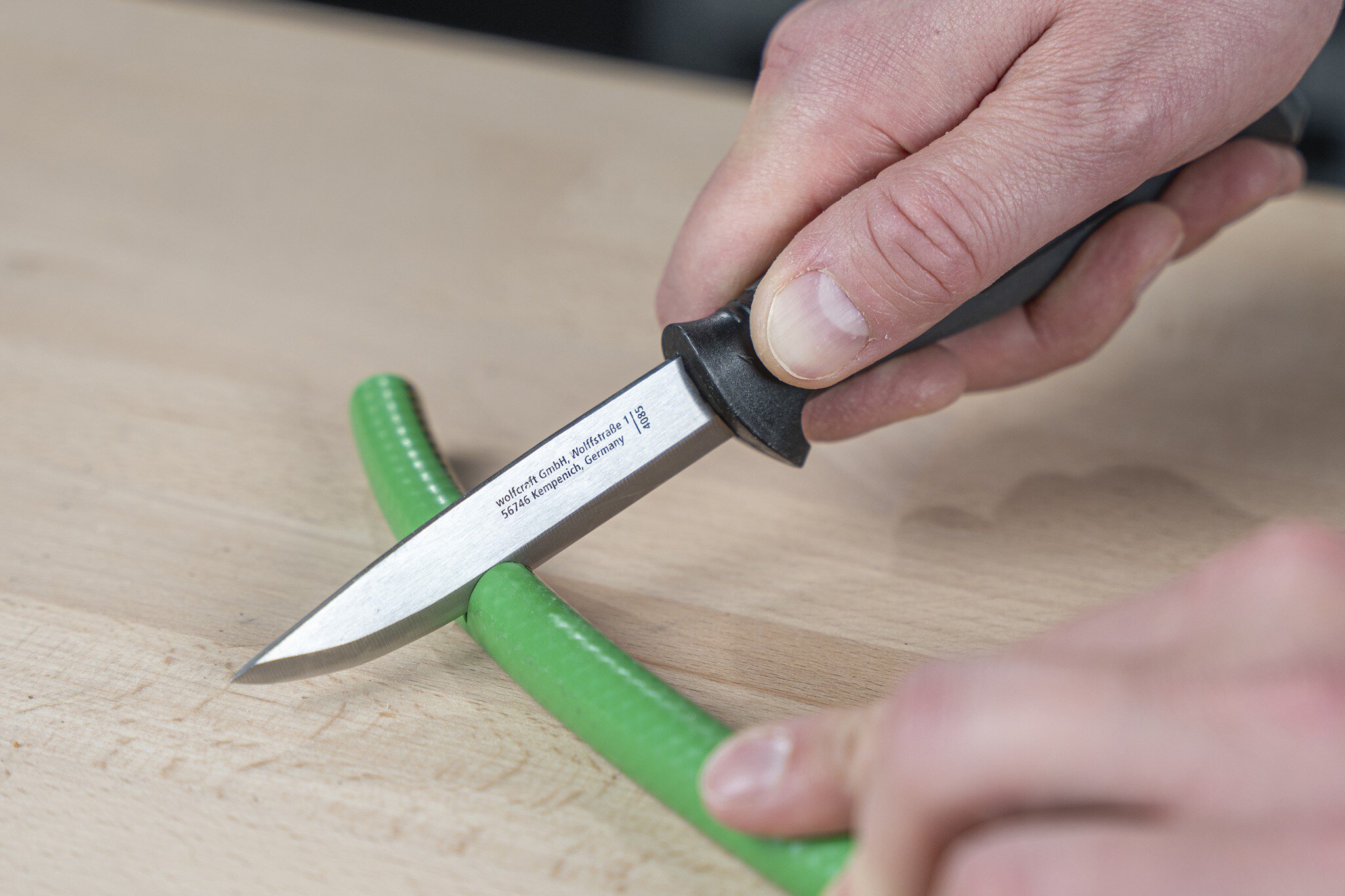 1 cuchillo de exterior con filo recto y estuche