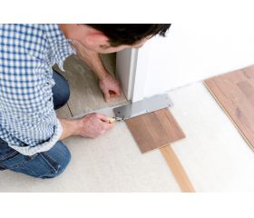 Sierra de dientes finos con mango acodado