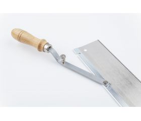 Sierra de dientes finos con mango acodado