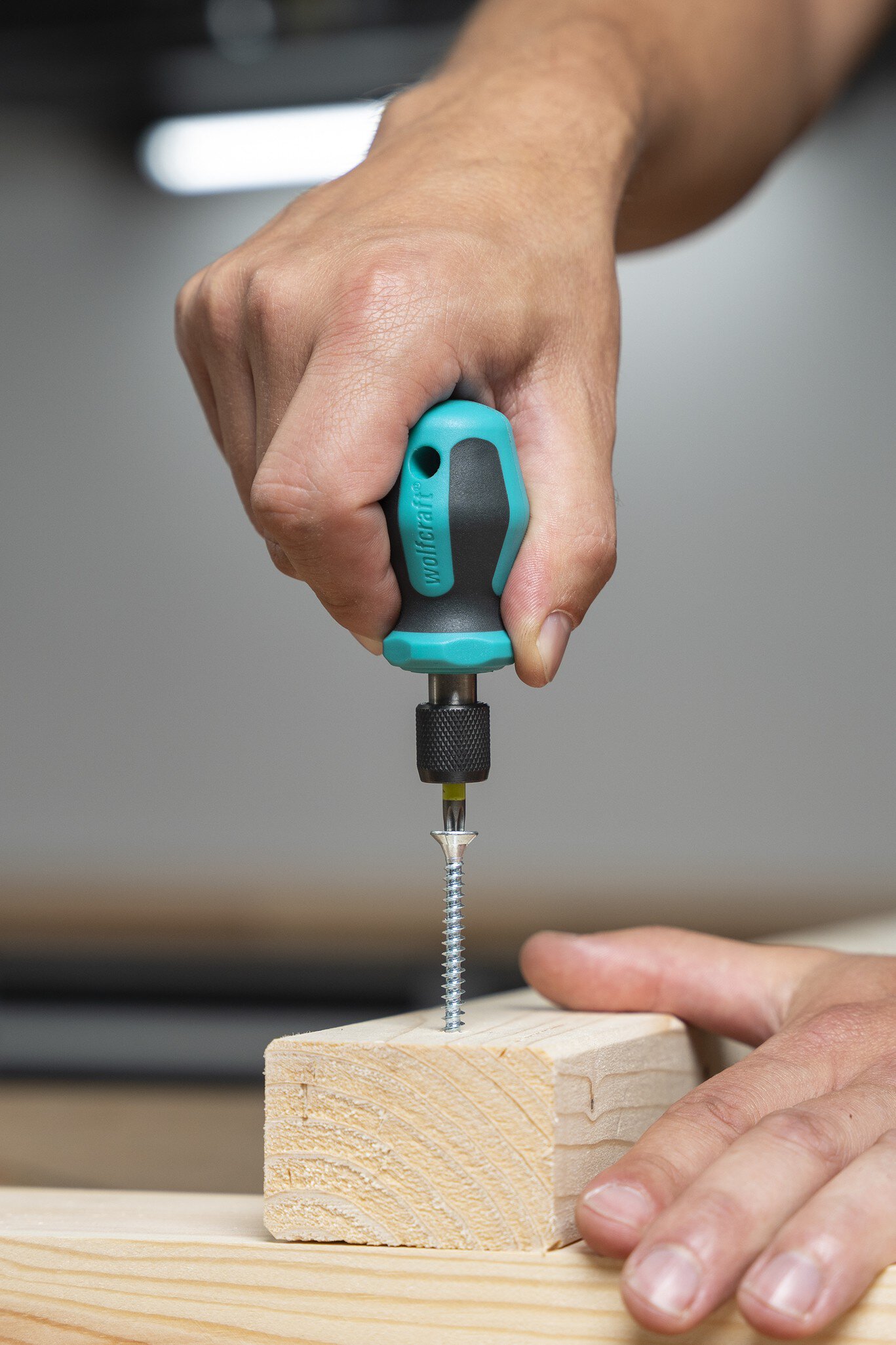 1 atornillador manual con portapuntas 76 mm