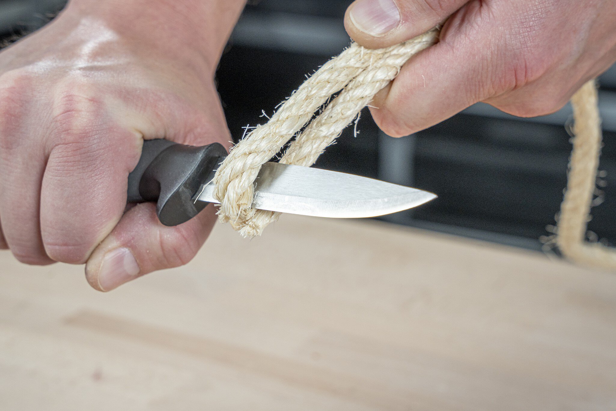 1 cuchillo de exterior con filo recto y estuche