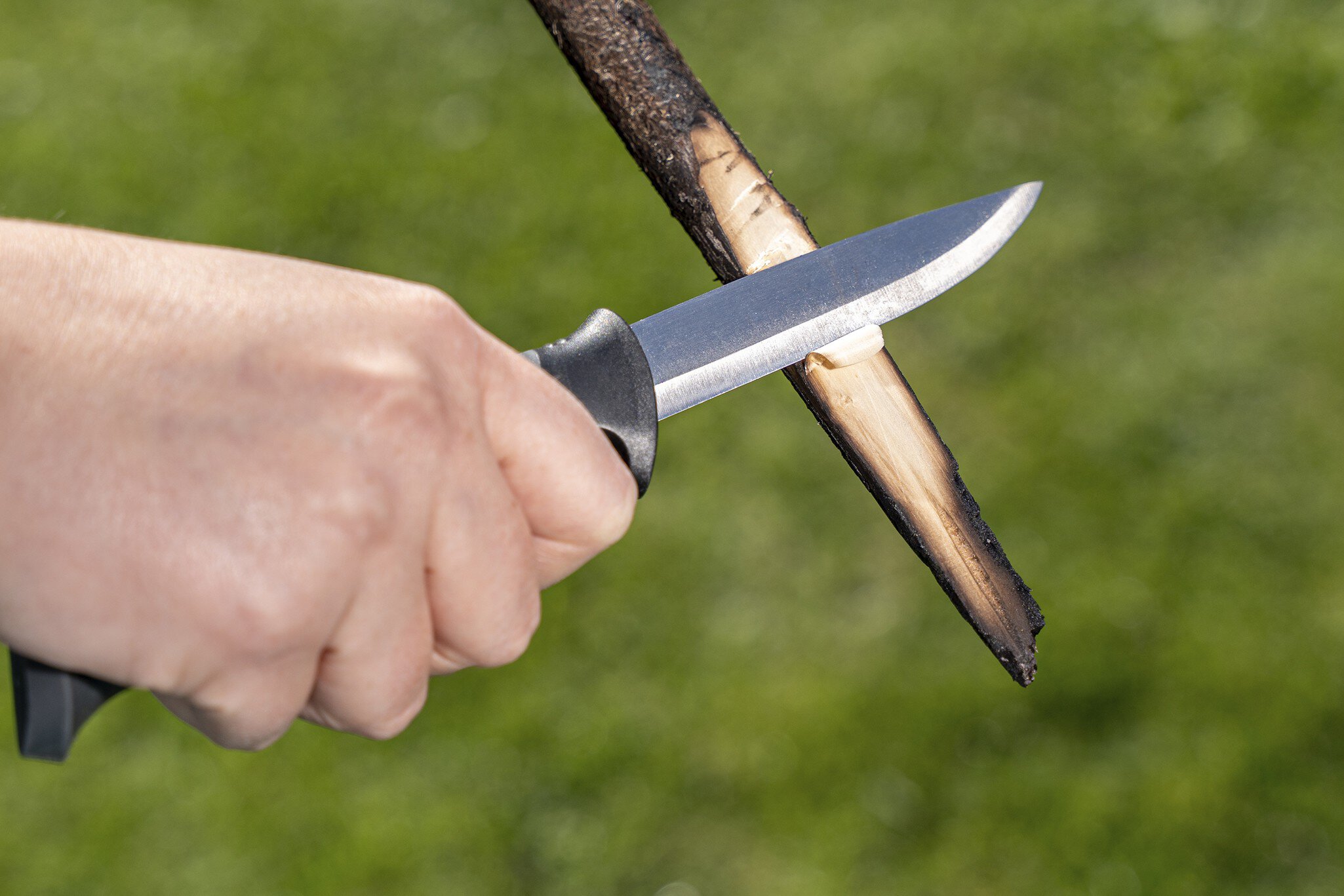 1 cuchillo de exterior con filo recto y estuche