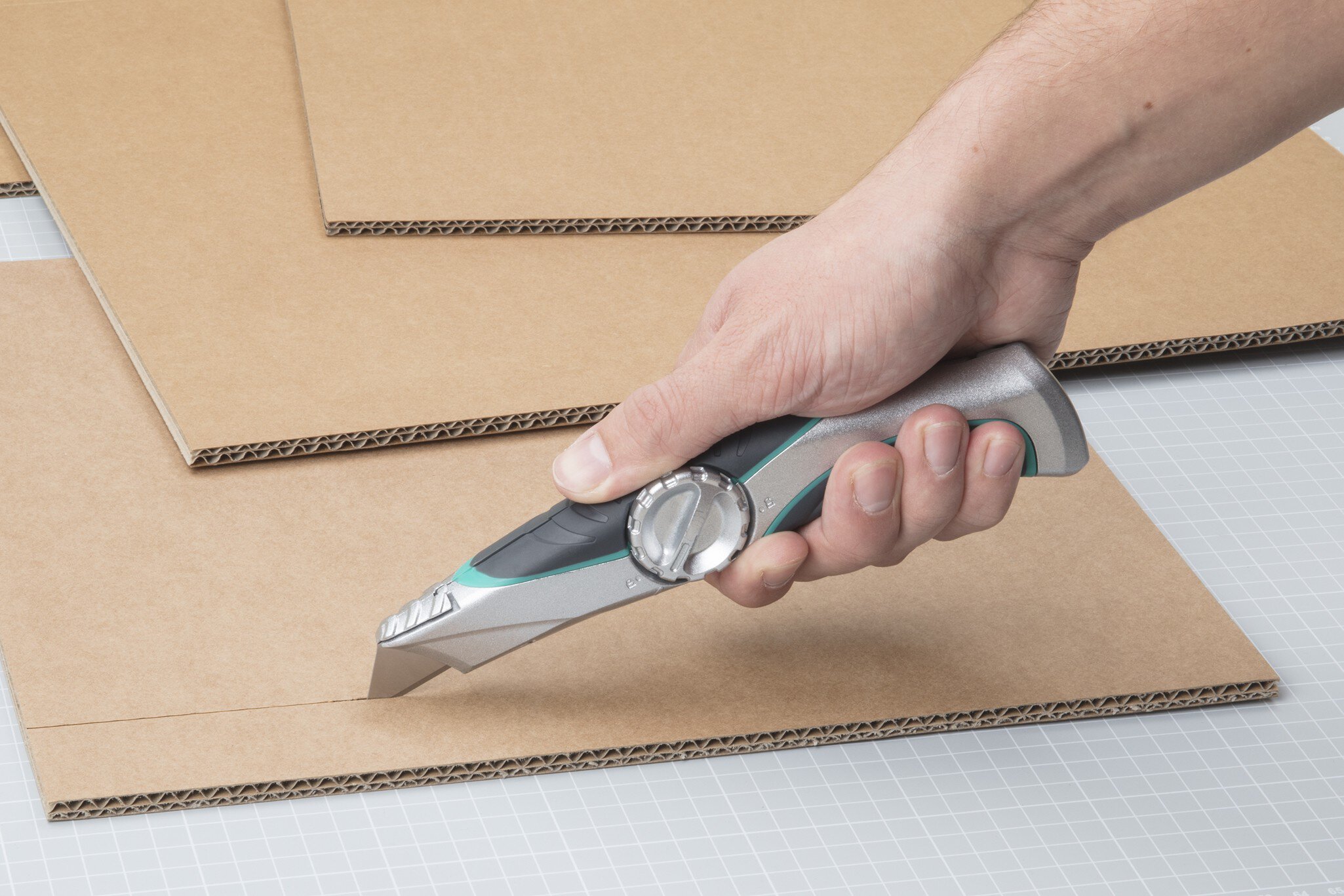 1 cúter profesional con cuchilla trapezoidal + estuche