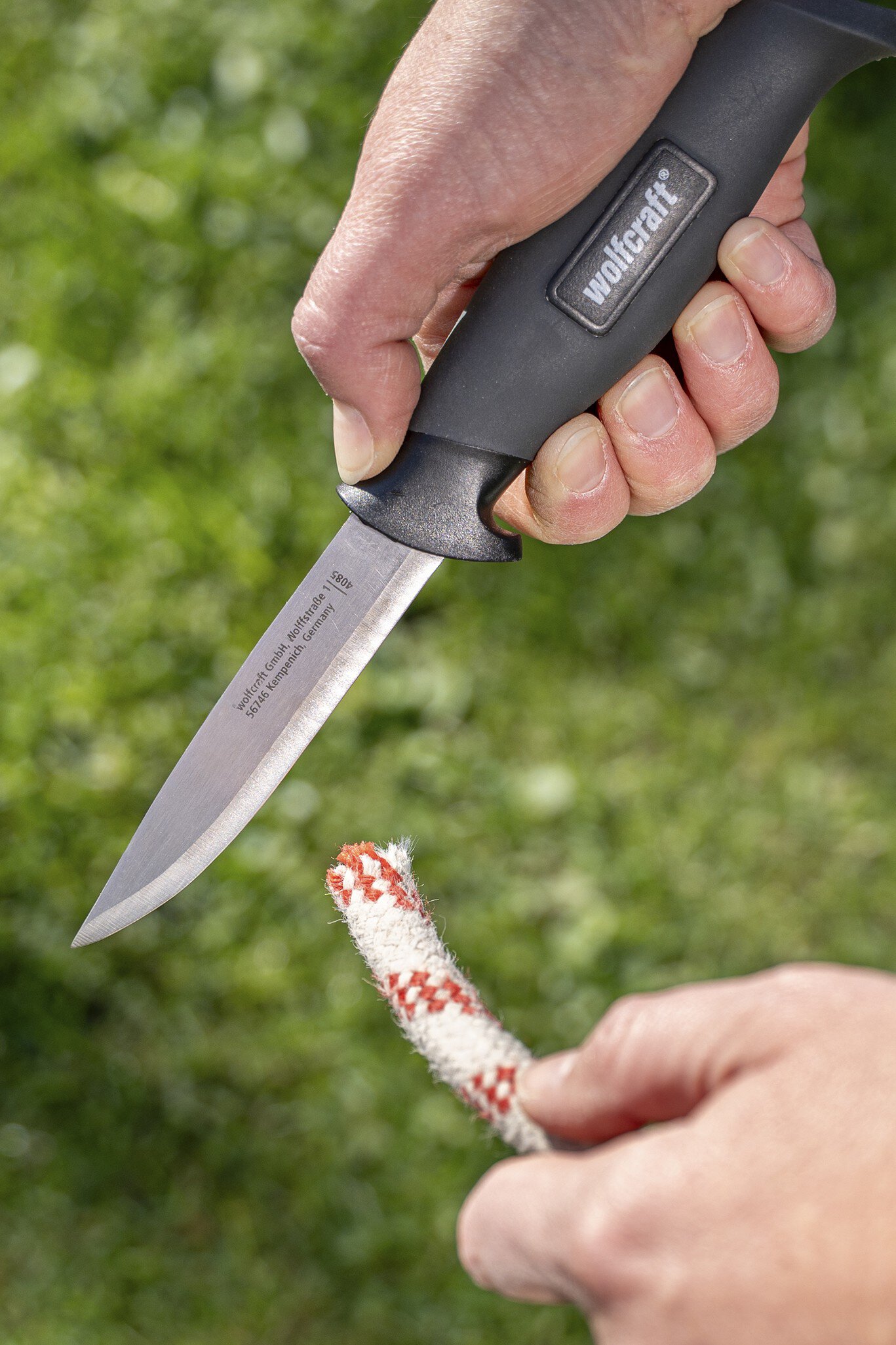 1 cuchillo de exterior con filo recto y estuche