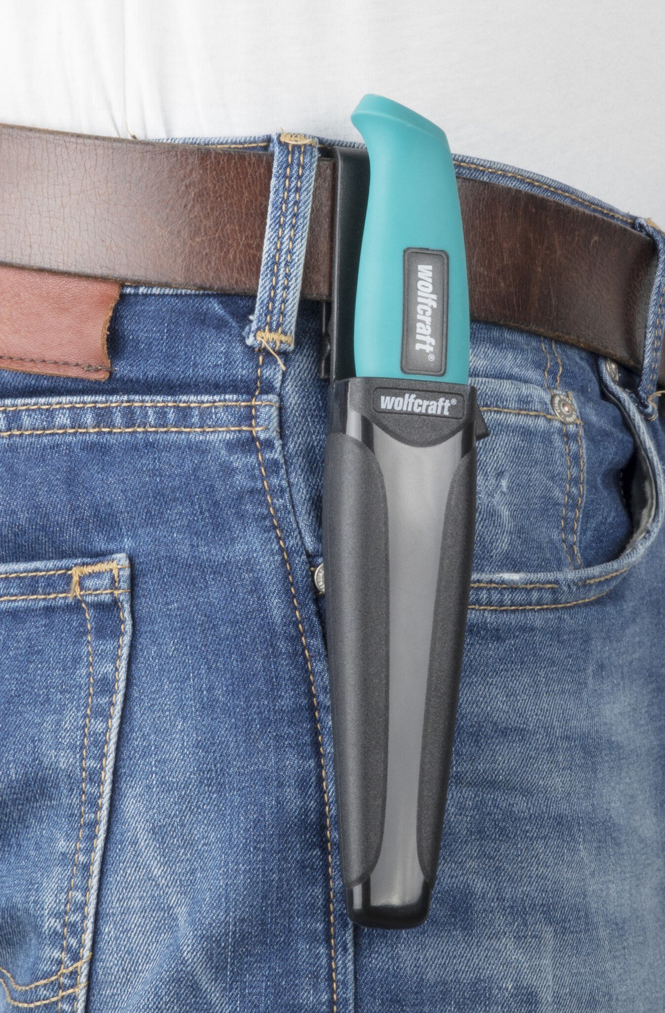 1 cuchillo de exterior con cuchilla dentada y estuche