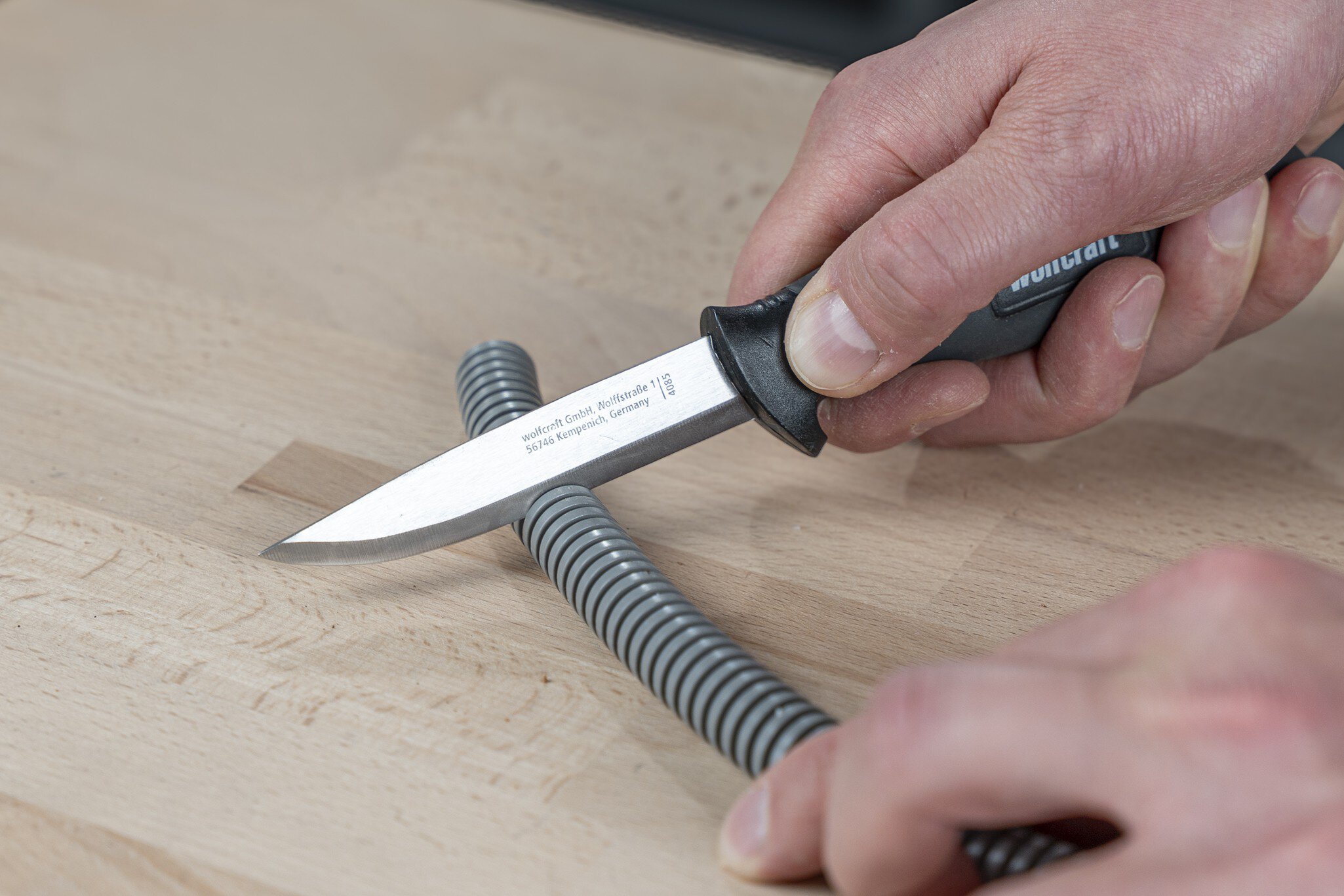 1 cuchillo de exterior con filo recto y estuche