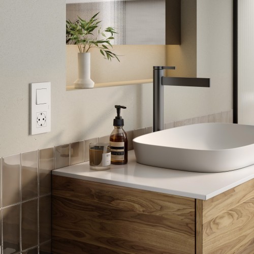 Base de enchufe schuko clean modular 16A 250 V~ con sistema de embornamiento a tornillo negro mate Simon 270