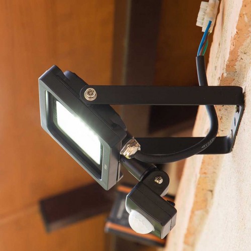 PROYECTOR LED CON SENSOR 10W 900 LÚMENES LUZ FRÍA IP44 (CAJA) Simon