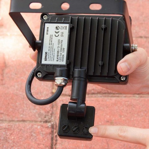 PROYECTOR LED CON SENSOR 10W 900 LÚMENES LUZ FRÍA IP44 (CAJA) Simon