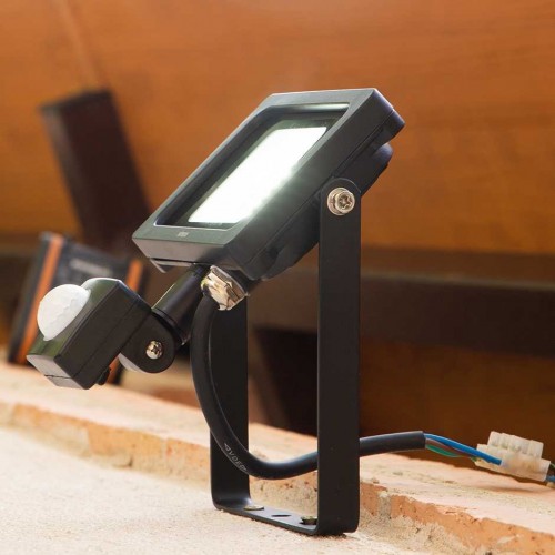 PROYECTOR LED CON SENSOR 30W 2700 LÚMENES LUZ FRÍA IP44 (CAJA) Simon