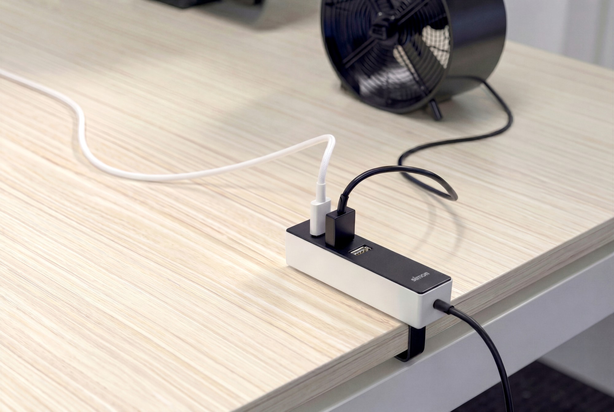 ADAPTADOR 3 USB A CON FIJACIÓN  SIMON