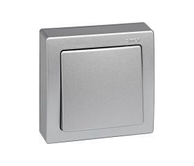 Conmutador monobloc 10 AX 250V~ con sistema de embornamiento a tornillo aluminio Simon 73 Loft