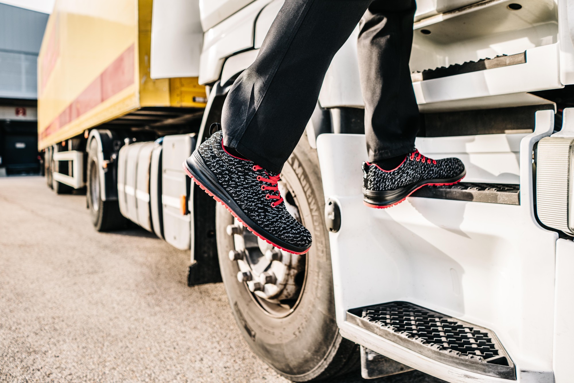 707001.ZAPATO S1P SRC LIBRE DE METAL NEGRO/ROJO 36