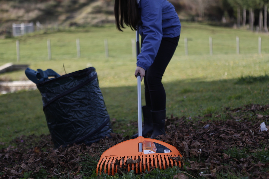 Escoba rastrillo flexible con mango de 150cm J823