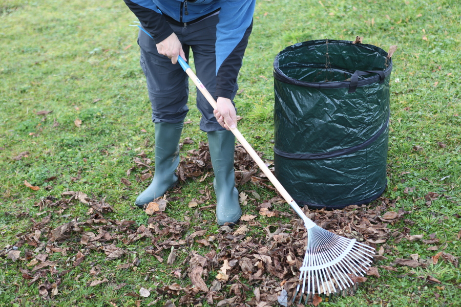 Escoba regulable  de 22 púas con sujección cónica sin mango BI8036
