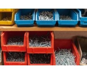 Gavetas, estanterías, contenedores y cubetas